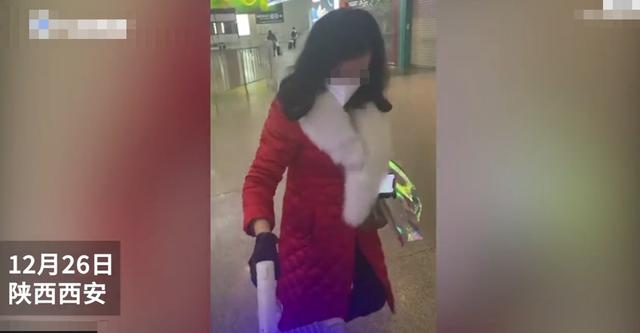 西安一女孩回家被妈妈堵在车站,用酒精枪全身消毒后称可以回家了,女生:妈妈是医生,防疫意识很强休闲区蓝鸢梦想 - Www.slyday.coM 西安一女孩回家被妈妈堵在车站,用酒精枪全身消毒后称可以回家了,女生:妈妈是医生,防疫意识很强休闲区蓝鸢梦想 - Www.slyday.coM