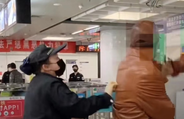 南京一男子携管制刀具乘地铁不配合处理并推搡民警 被行政拘留5天休闲区蓝鸢梦想 - Www.slyday.coM 南京一男子携管制刀具乘地铁不配合处理并推搡民警 被行政拘留5天休闲区蓝鸢梦想 - Www.slyday.coM