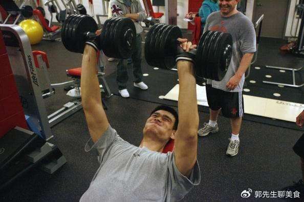 姚明卧推，易建联卧推，周琦卧推，网友：差距令人深思