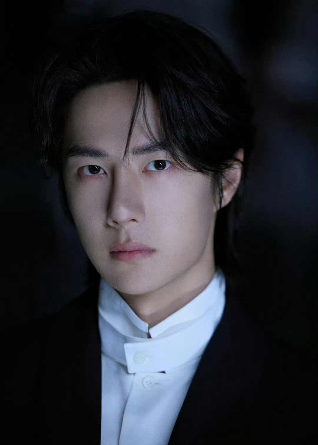 王一博获华表奖优秀男演员提名，亮相红毯造型优雅贵气