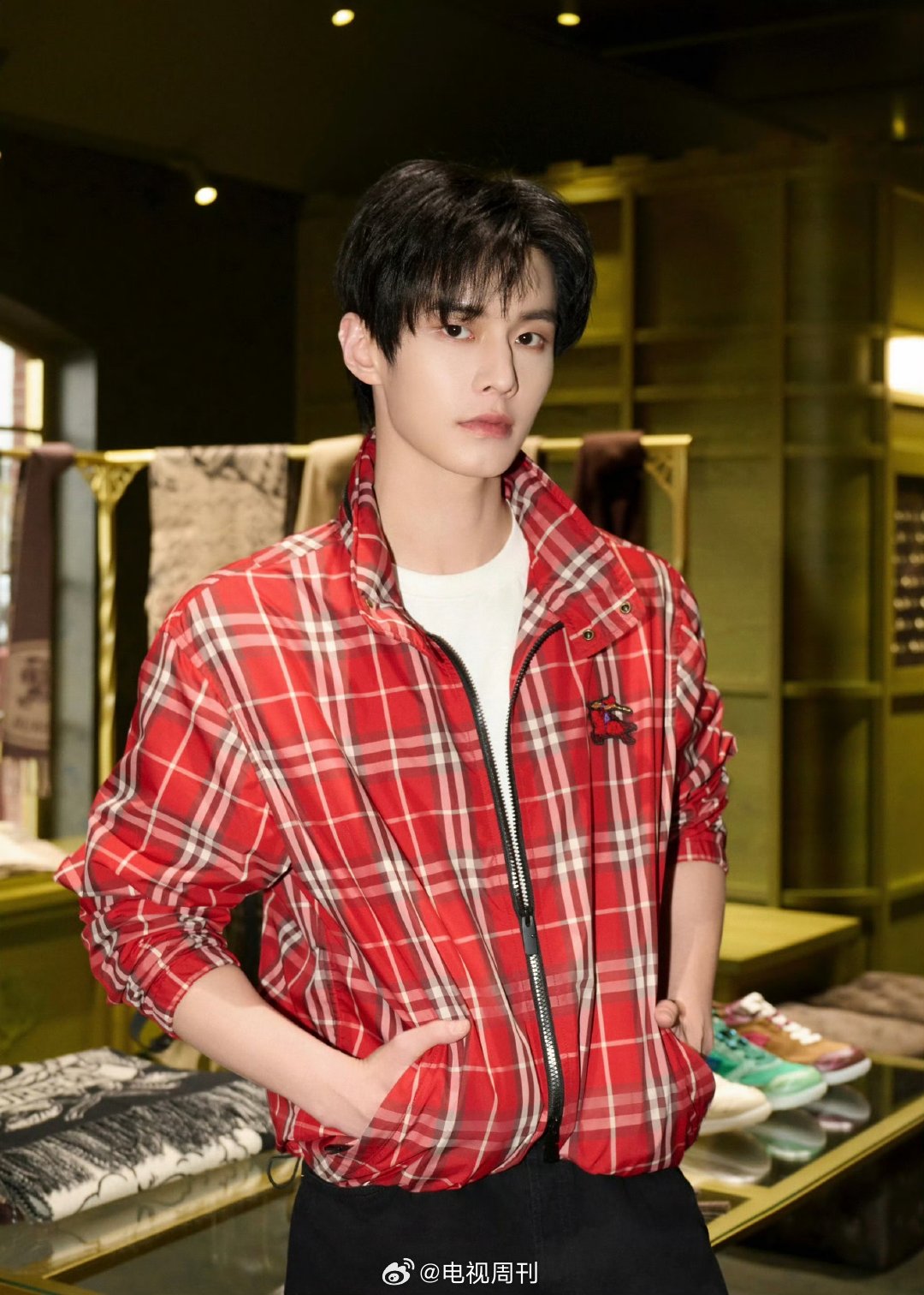 何与这波意外名场面太经典了，被门帘扇脸还憨憨的，自带萌点，越看越喜欢！