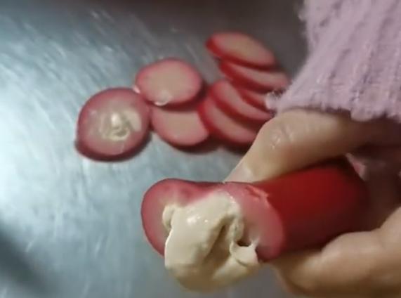 太恶心了!浙江一女子切开红肠却发现白色膏状物,网友:爆汁脆肠休闲区蓝鸢梦想 - Www.slyday.coM 太恶心了!浙江一女子切开红肠却发现白色膏状物,网友:爆汁脆肠休闲区蓝鸢梦想 - Www.slyday.coM