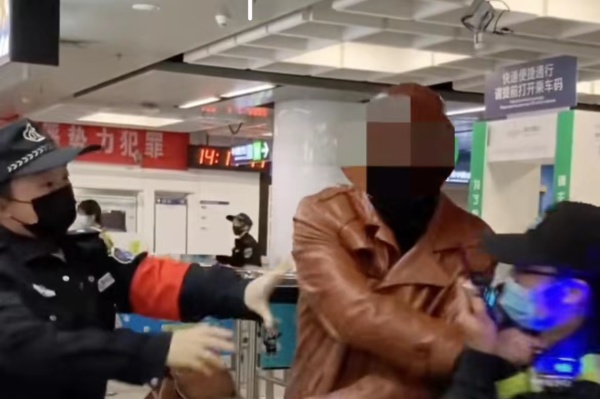 南京一男子携管制刀具乘地铁不配合处理并推搡民警 被行政拘留5天休闲区蓝鸢梦想 - Www.slyday.coM 南京一男子携管制刀具乘地铁不配合处理并推搡民警 被行政拘留5天休闲区蓝鸢梦想 - Www.slyday.coM