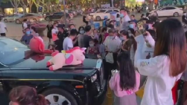 开劳斯莱斯摆地摊，当天0收入，朋友圈却被加爆了，用意居然在这