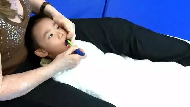 2岁宝宝一嘴牙齿全烂了,就是因为家长给他喝了这个!休闲区蓝鸢梦想 - Www.slyday.coM 2岁宝宝一嘴牙齿全烂了,就是因为家长给他喝了这个!休闲区蓝鸢梦想 - Www.slyday.coM