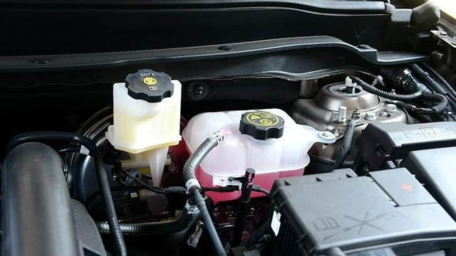 <em>刹车</em><em>油</em>到底该几年换？别再被忽悠了