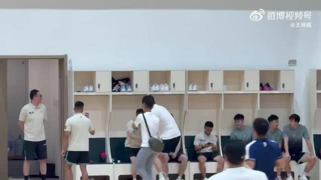 重回青岛男篮训练基地杨瀚森与刘维伟热情相拥 两人打趣交流