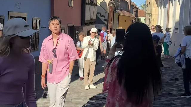 俞灏明夫妻现身捷克，手臂上伤疤明显，王晓晨穿宽松连衣裙有孕味