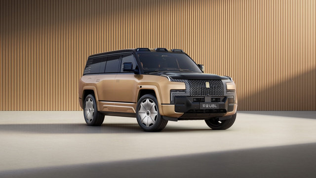 仰望携黄金双“鼎”全车系亮相成都车展，以极致技术诠释顶级豪华