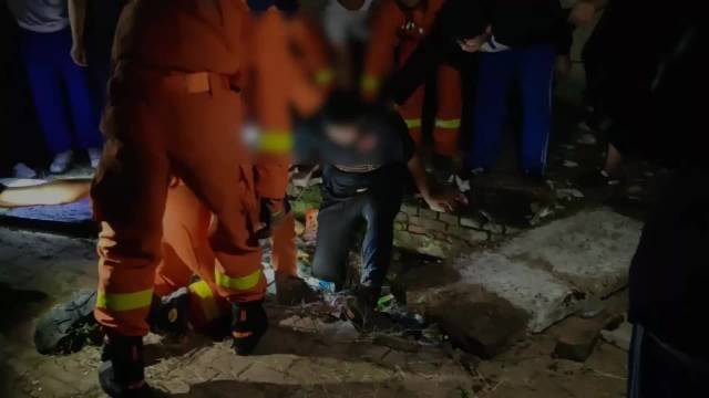 果然视频|男子因石板破裂不慎腿卡沟中，消防员帮其脱困