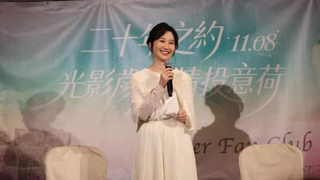 61岁关咏荷聚会照刷屏，笑纹灵动秒杀医美脸，张家辉眼光绝了