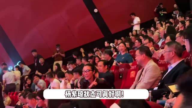 63岁杨紫琼观影《阿凡达3》，一脸素颜堪称逆龄生长，与郭帆热聊不断