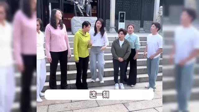 郭晶晶霍家女主人具象化了！上台演讲气场全开，合影站公公霍震霆身边