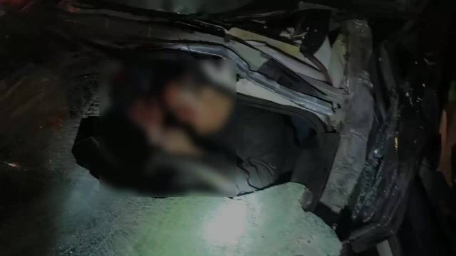 果然视频|一轿车与一货车发生事故，消防员到场救出被困男子