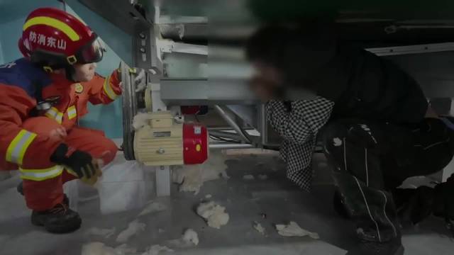 果然视频|一男子弹棉花时被机器“咬”手，消防员拆机施救