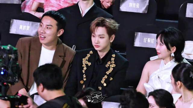 跟弟弟妹妹唠嗑 下一秒领奖了