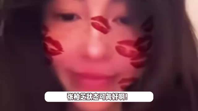 张柏芝与小儿子庆祝圣诞节，7岁小家伙脚丫肉乎乎的，说话奶里奶气