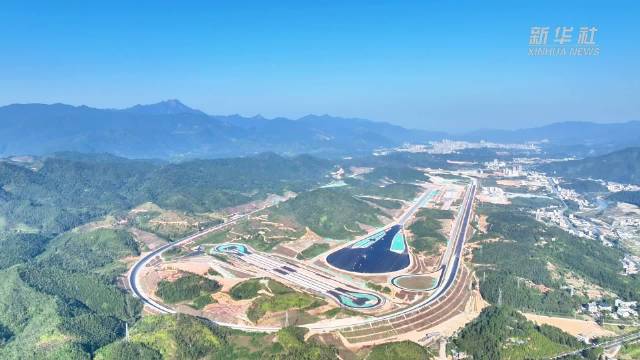 路空一体化综合试验场高速环道沥青摊铺完工