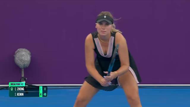 WTA1000多哈站1/32决赛：郑钦文vs肯宁丨关键分顶住了！郑钦文高难度网前截击+后退高压化解破发危机