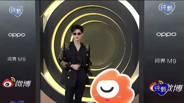 白敬亭不愧是显眼包!走红毯姿势太魔性,杨迪笑到直不起腰