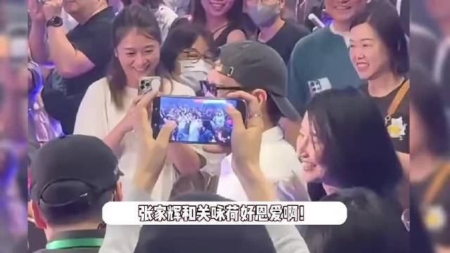 张家辉夫妇手牵手看演唱会，61岁关咏荷状态年轻，笑脸盈盈气质温婉