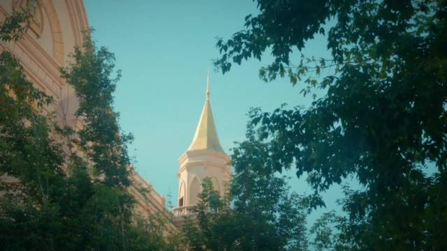 俄式餐厅一口温热红菜汤，东北烧烤点亮城市夜色…
