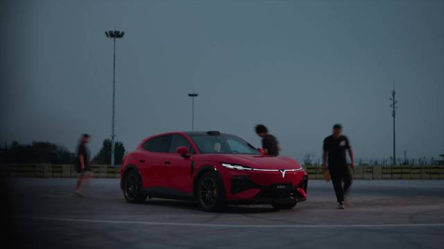 岚图追光S原厂素车1分钟12圈定圆漂移创吉尼斯纪录