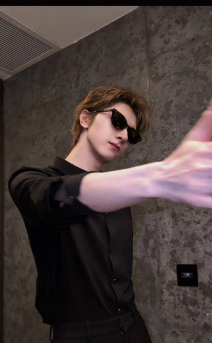 林一换新发色转变风格引热议