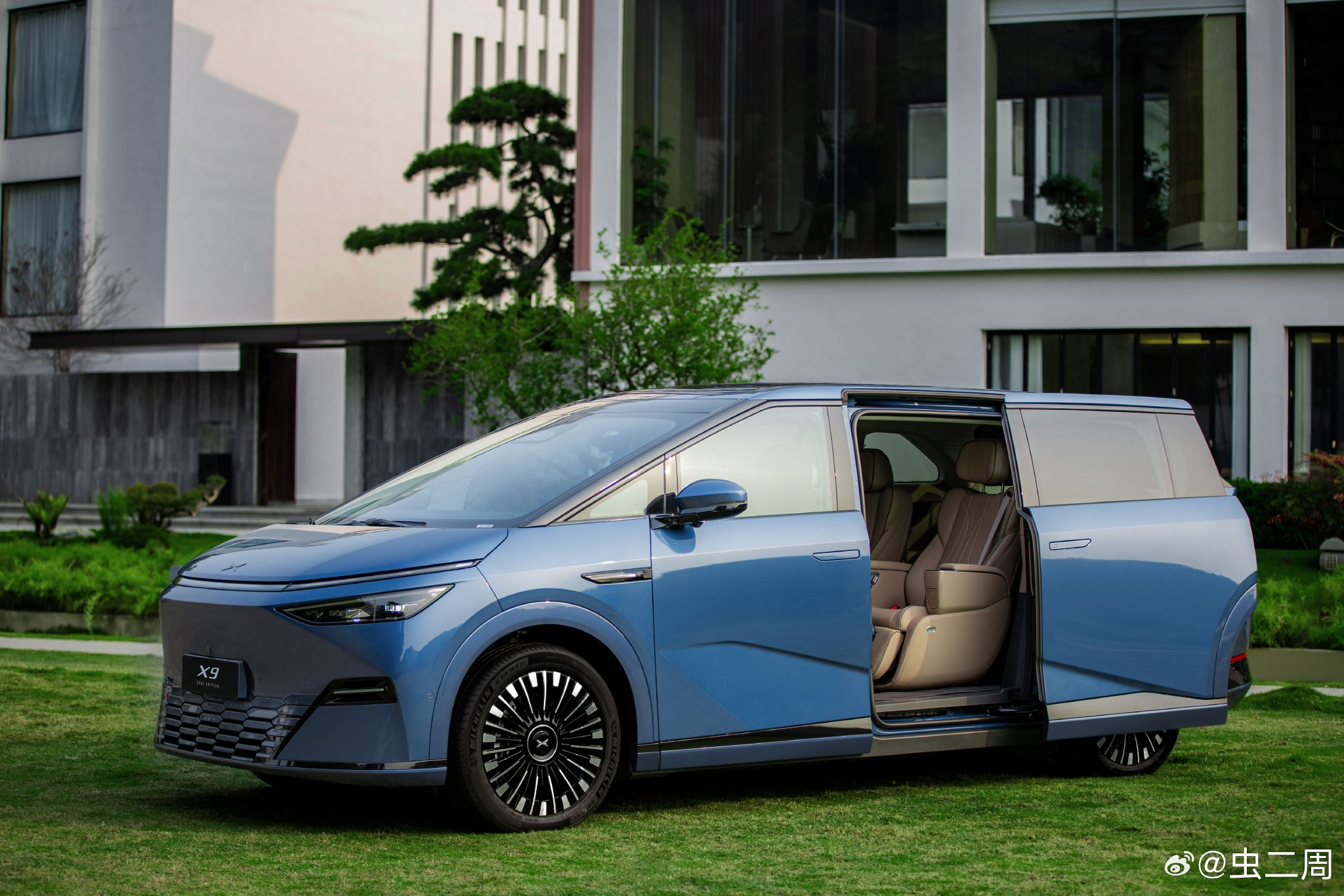 全新小鹏 X9的美图来了 这次小鹏汽车在配色上 拿捏的很到位了