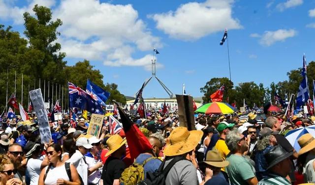 重大!澳洲确诊再暴跌,新州掉到6000,胜利在望,但周末又爆发万人游行