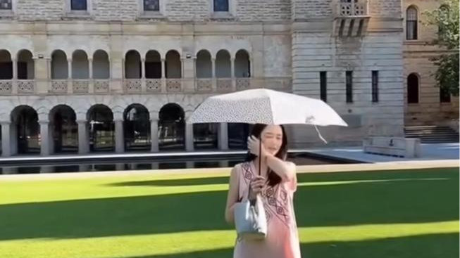 陈乔恩艾伦澳洲旅居，夫妻俩回男方母校，艾伦亲自下厨烹制大餐