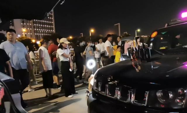 开劳斯莱斯摆地摊，当天0收入，朋友圈却被加爆了，用意居然在这