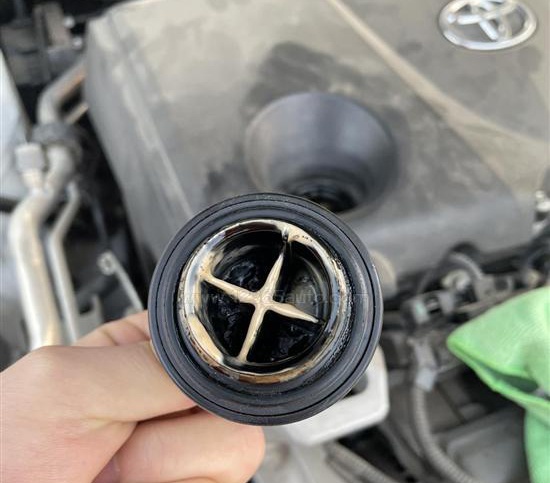 图为凯美瑞机油乳化现象