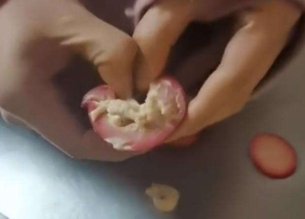 太恶心了!浙江一女子切开红肠却发现白色膏状物,网友:爆汁脆肠休闲区蓝鸢梦想 - Www.slyday.coM 太恶心了!浙江一女子切开红肠却发现白色膏状物,网友:爆汁脆肠休闲区蓝鸢梦想 - Www.slyday.coM