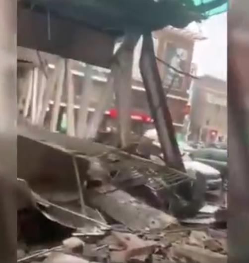 东莞一天桥坍塌5辆车受损,商户:天桥从三楼掉到一楼,平时少有人在桥上走动休闲区蓝鸢梦想 - Www.slyday.coM 东莞一天桥坍塌5辆车受损,商户:天桥从三楼掉到一楼,平时少有人在桥上走动休闲区蓝鸢梦想 - Www.slyday.coM