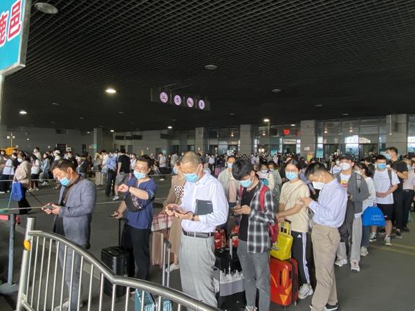 “十一”假期首日,郑州汽车东站迎来旅客出行高峰休闲区蓝鸢梦想 - Www.slyday.coM “十一”假期首日,郑州汽车东站迎来旅客出行高峰休闲区蓝鸢梦想 - Www.slyday.coM