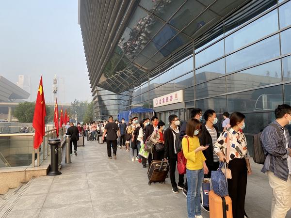 “十一”假期首日,郑州汽车东站迎来旅客出行高峰休闲区蓝鸢梦想 - Www.slyday.coM “十一”假期首日,郑州汽车东站迎来旅客出行高峰休闲区蓝鸢梦想 - Www.slyday.coM
