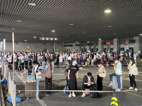 “十一”假期首日,郑州汽车东站迎来旅客出行高峰休闲区蓝鸢梦想 - Www.slyday.coM “十一”假期首日,郑州汽车东站迎来旅客出行高峰休闲区蓝鸢梦想 - Www.slyday.coM