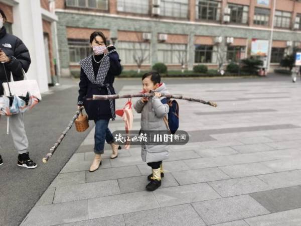 扛着甘蔗五花肉冲上热搜的浙江男孩找到了!小时新闻对话他的班主任休闲区蓝鸢梦想 - Www.slyday.coM 扛着甘蔗五花肉冲上热搜的浙江男孩找到了!小时新闻对话他的班主任休闲区蓝鸢梦想 - Www.slyday.coM