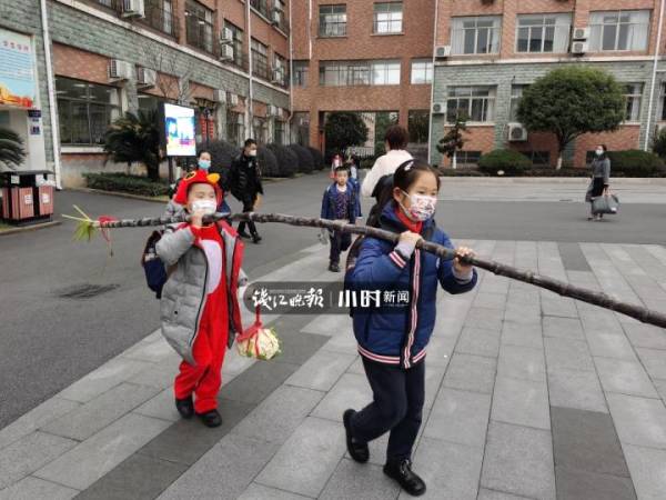 扛着甘蔗五花肉冲上热搜的浙江男孩找到了!小时新闻对话他的班主任休闲区蓝鸢梦想 - Www.slyday.coM 扛着甘蔗五花肉冲上热搜的浙江男孩找到了!小时新闻对话他的班主任休闲区蓝鸢梦想 - Www.slyday.coM