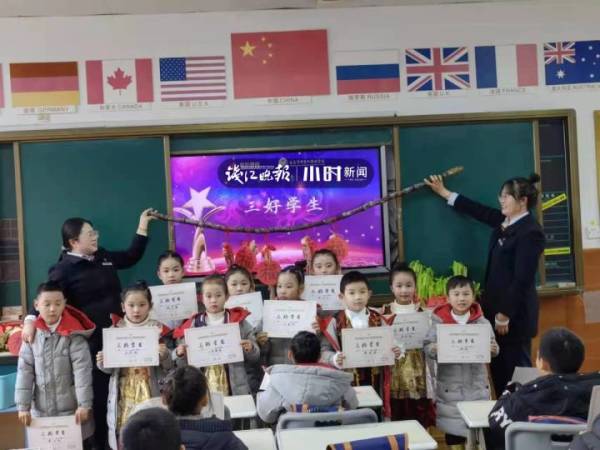 扛着甘蔗五花肉冲上热搜的浙江男孩找到了!小时新闻对话他的班主任休闲区蓝鸢梦想 - Www.slyday.coM 扛着甘蔗五花肉冲上热搜的浙江男孩找到了!小时新闻对话他的班主任休闲区蓝鸢梦想 - Www.slyday.coM