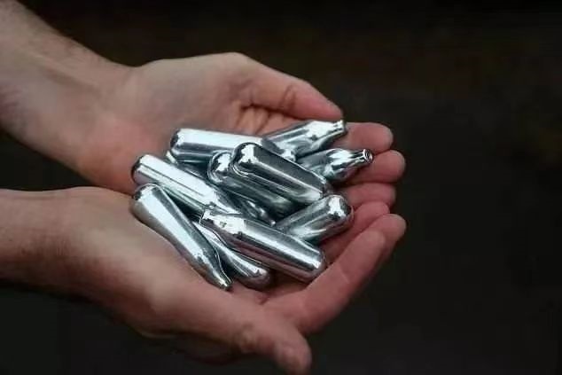 笑气能带给人即时的快乐,还有潜在的危险?...