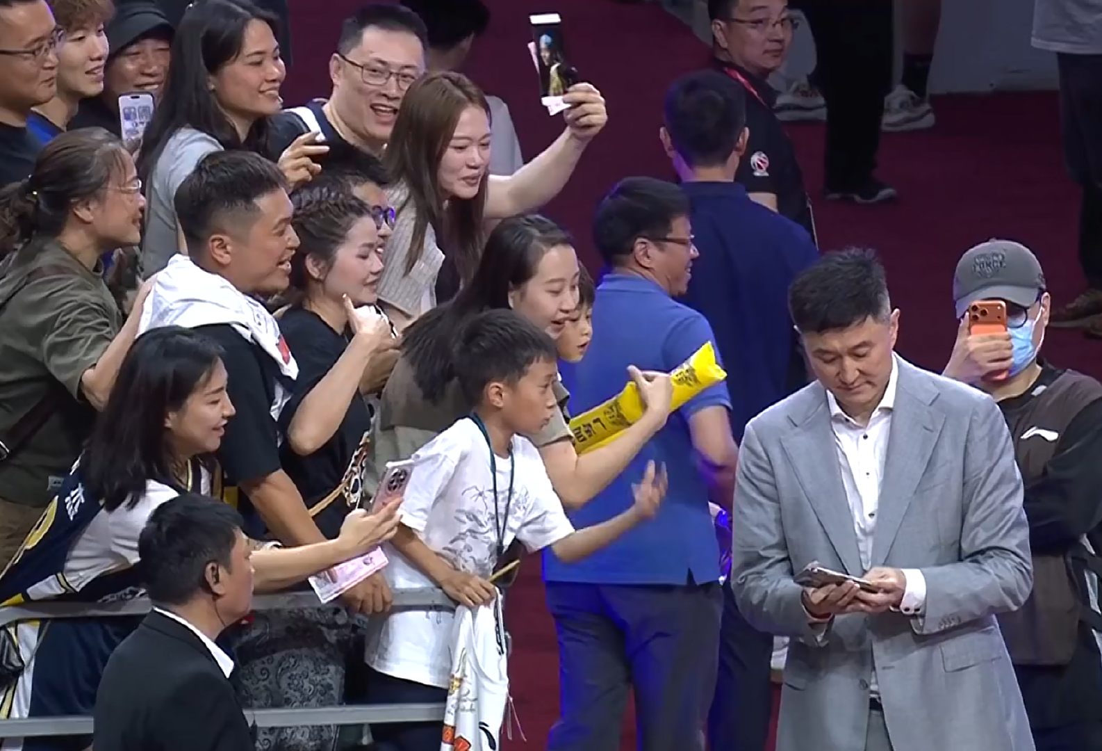 温馨！胡明轩双手摸徐昕的头，杜锋与广东队球迷打成一片