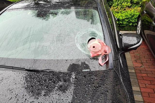 38岁女子和同居男友吵架,高空扔下水杯插进奔驰挡风玻璃休闲区蓝鸢梦想 - Www.slyday.coM 38岁女子和同居男友吵架,高空扔下水杯插进奔驰挡风玻璃休闲区蓝鸢梦想 - Www.slyday.coM