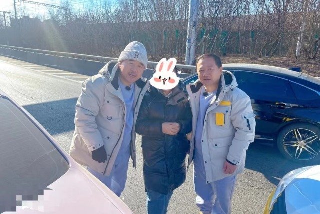 《乡爱》演员王小利唐鉴军开车追尾,事故现场与车主合影画面搞笑休闲区蓝鸢梦想 - Www.slyday.coM 《乡爱》演员王小利唐鉴军开车追尾,事故现场与车主合影画面搞笑休闲区蓝鸢梦想 - Www.slyday.coM