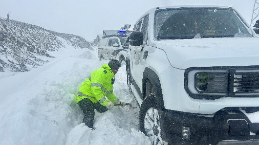 化身雪“警” 疏通保畅 西藏交警用最暖，举措展现高原铁军精神