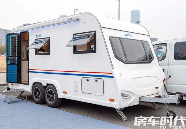 武汉vi设计（喜顺隆梦想家-双轴520 轻量化设计 温馨雅致内饰 实用精致布局）喜顺隆599拖挂房车配置，