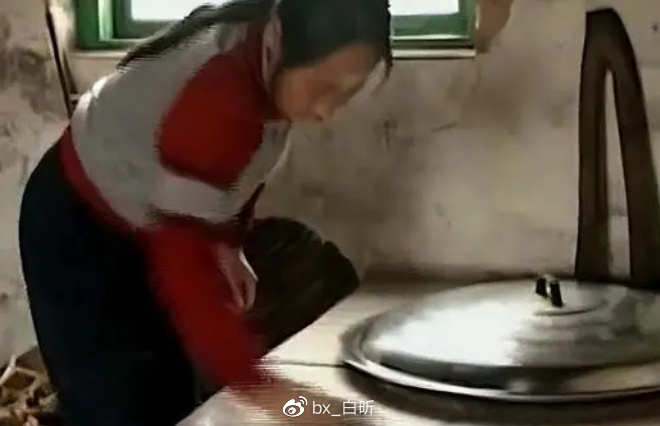 1995年，吉林农妇好心救毒蛇，多次放生却赖着不走，一养就是12年休闲区蓝鸢梦想 - Www.slyday.coM