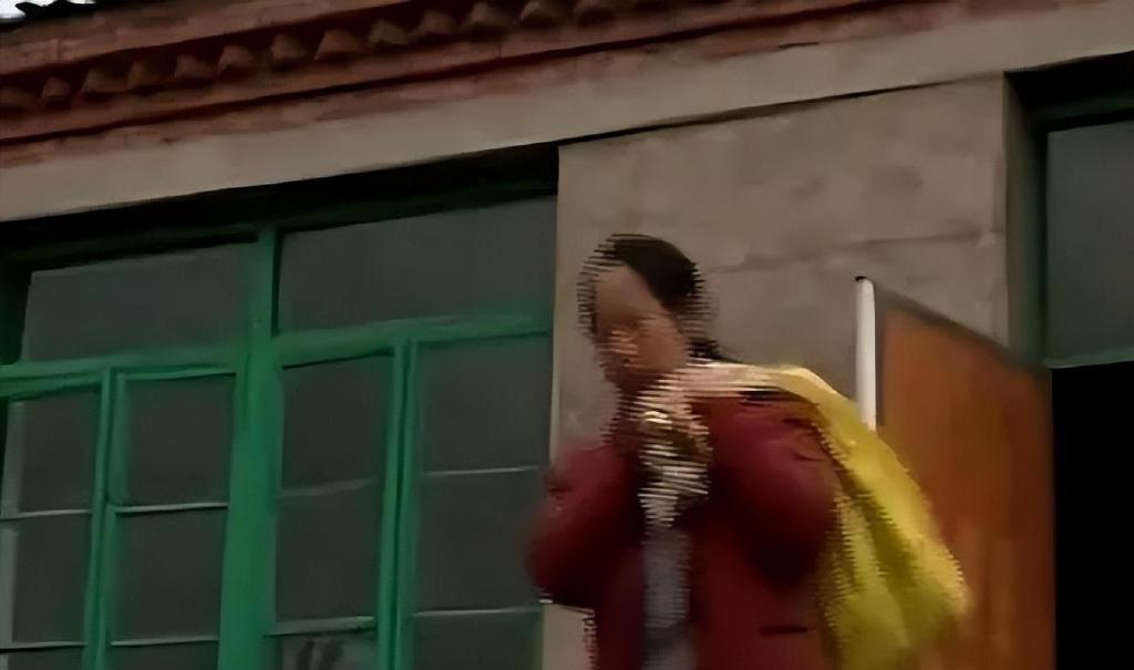 1995年，吉林农妇好心救毒蛇，多次放生却赖着不走，一养就是12年休闲区蓝鸢梦想 - Www.slyday.coM