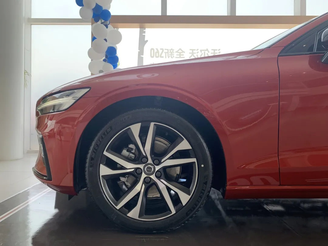 30万买最强前驱豪车?到店对比沃尔沃S60/奥迪A4L